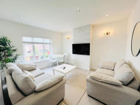 Bright & Airy - 2 Bed Apartment - 1 minute to Enfield Lock Station!